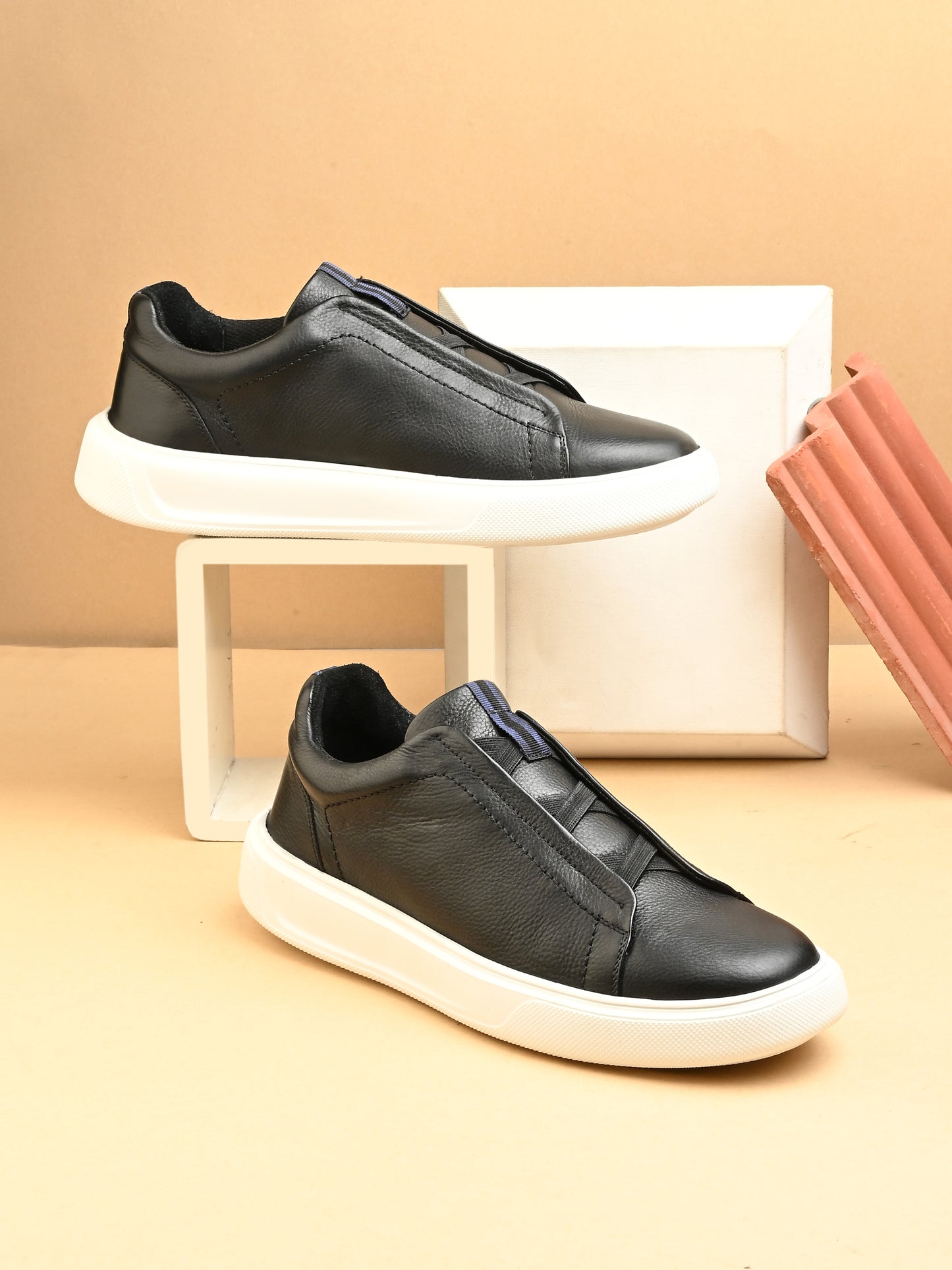 Aero Dash Black Leather Sneaker